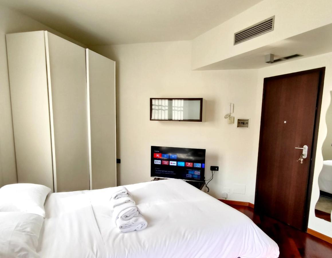 Exclusive And Unobtainable Big Terrace In Milano Downtown With Ac, Wifi, Subway M1 And M2 In Shopping Area Apartment Exterior photo
